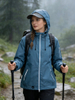 Leichte wasserdichte Damenjacke mit verbundener Kapuze, versiegelten Nähten mit zweifarbigen Reißverschlüssen und Windjacke